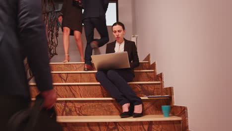 Benutzen-Eines-Laptops,-Überarbeitung-Der-Deadline,-Sitzen-Auf-Der-Treppe