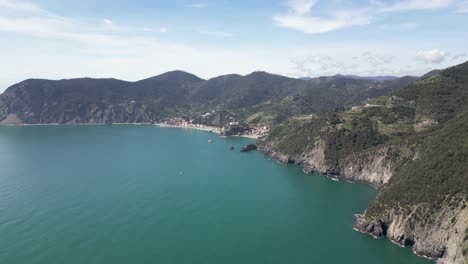 monterosso cinque terre italia espectáculos aéreos altos y anchos pueblo en un hermoso entorno montañas y océano