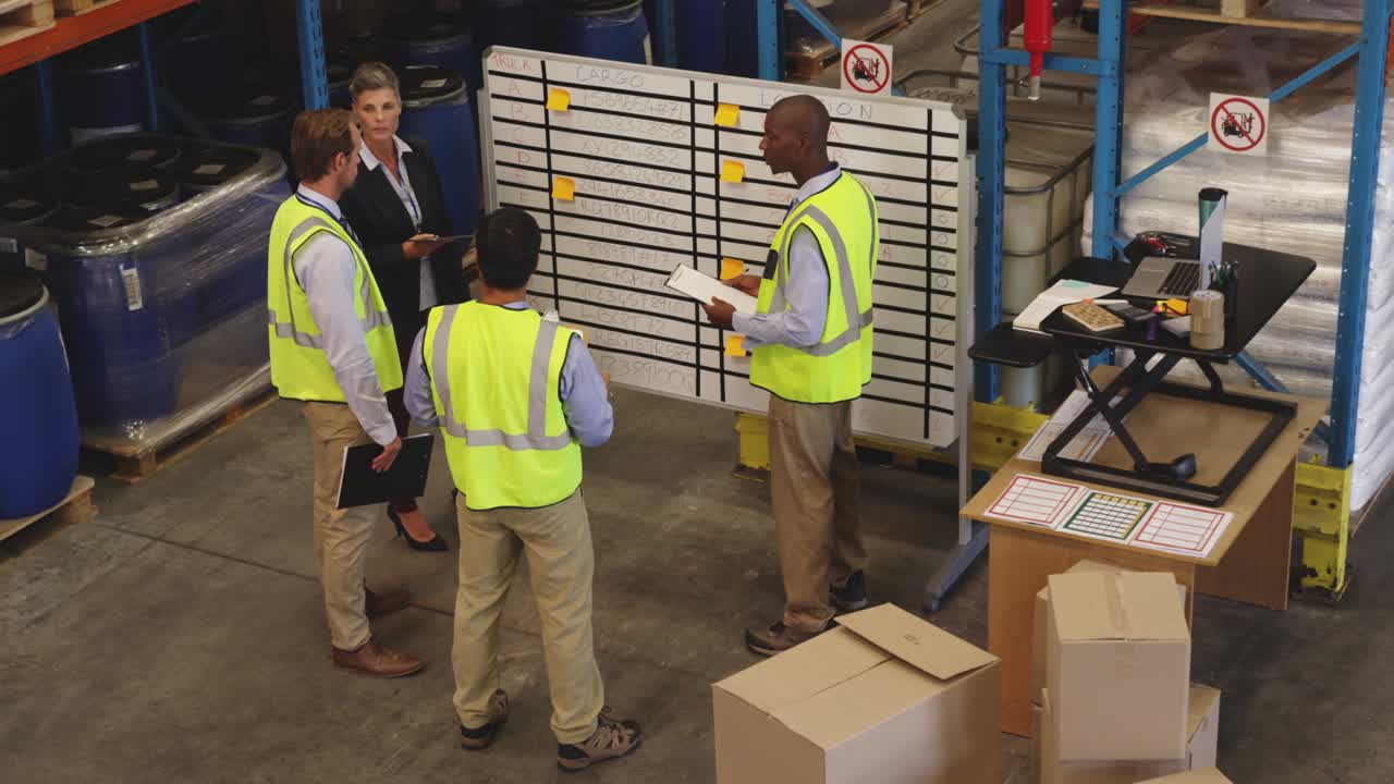 reunión del personal en un tablero de información en un almacén 4k