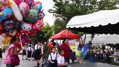 globos vibrantes en un bullicioso mercado de bangkok