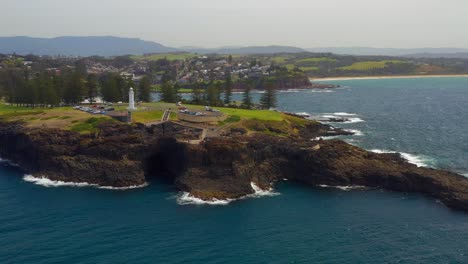 panorama de la famosa kiama light y kiama blowhole en australia