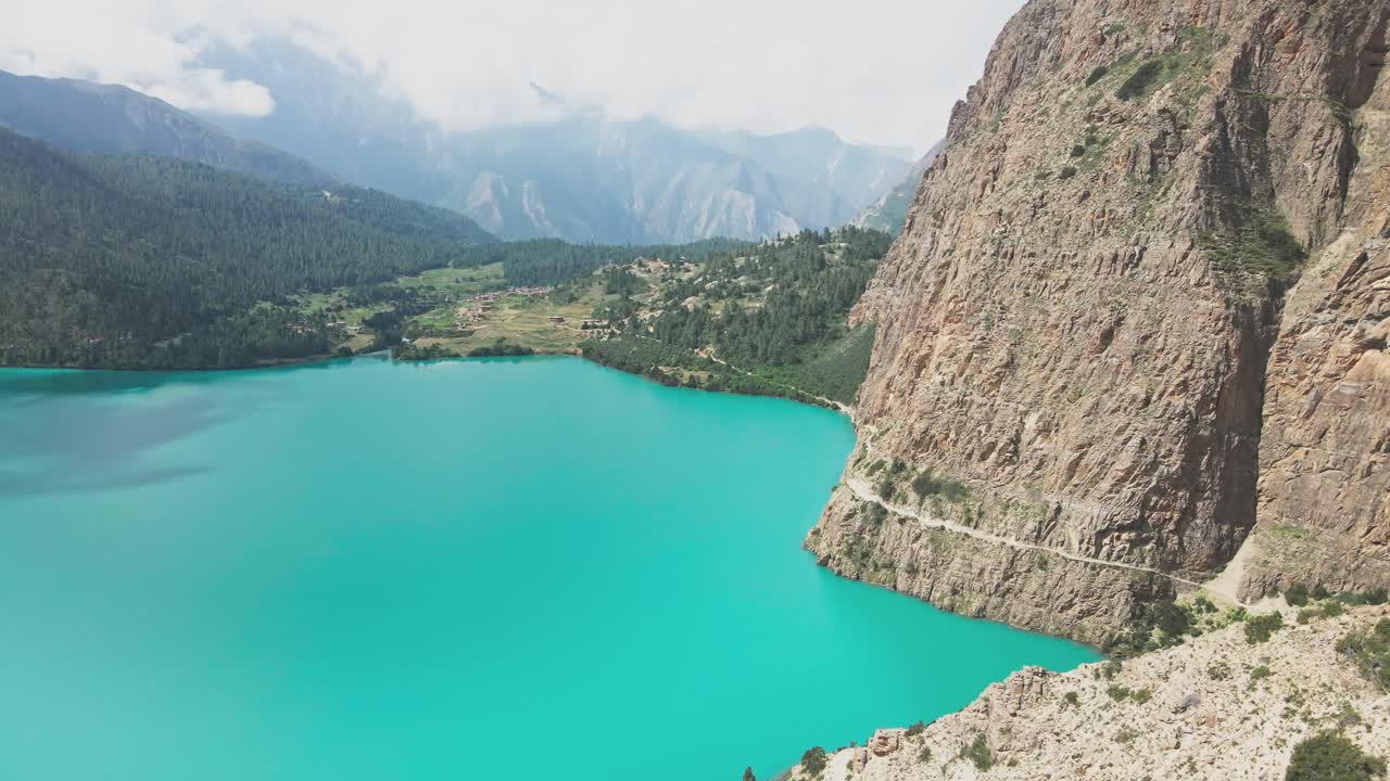 A drone glides above Shey Phoksundo Lake, revealing unreal turquoise water, steep Dolpa cliffs, and untouched Himalayan wilderness. This aerial moment captures Nepal’s remote beauty in pure clarity