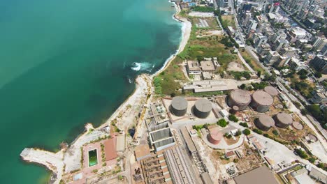 Luftaufnahme-Des-Industriegebiets-Am-Stadtrand,-Blick-Auf-Die-Geschäftige-Zersiedelung-Der-Stadt-Entlang-Der-Küste