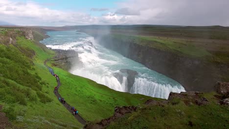 vista panorámica del paisaje de agua azul clara que cae en cascada por la cascada dorada de gullfoss en el cañón del río hvita, islandia