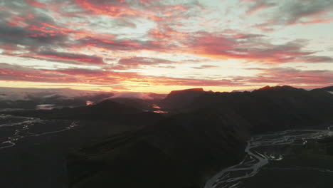 Establecimiento-De-Una-Vista-Aérea-Del-Hermoso-Amanecer-Sobre-Landmannalaugar,-Islandia