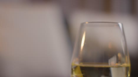 Nahaufnahme-Eines-Glases-Wein-An-Einem-Romantischen-Abend-Zu-Hause-In-Der-Lounge