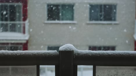 Cierre-En-Cámara-Lenta-Del-Riel-Del-Balcón-Con-Nieve-Cayendo