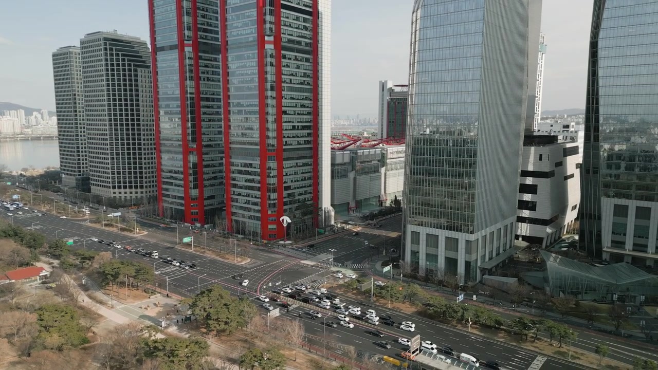 Drone 4K de edifícios de escritórios e carros em movimento pela Rua Yeoul-daero