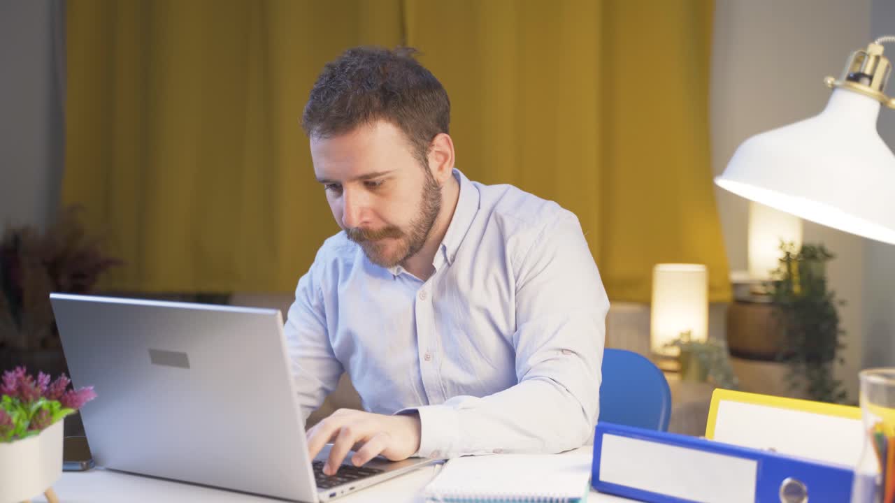 trabajador de oficina en casa hombre trabaja confundido.