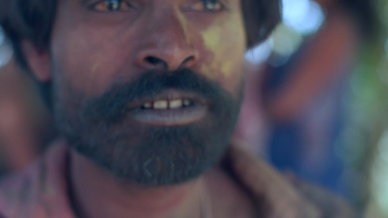 hombre indio de primer plano de la cara manchada con colores brillantes de holi