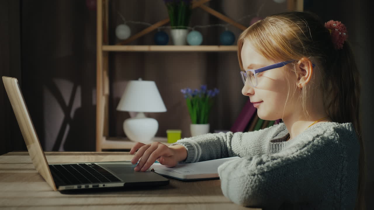 niña aprende usando una computadora portátil en su habitación
