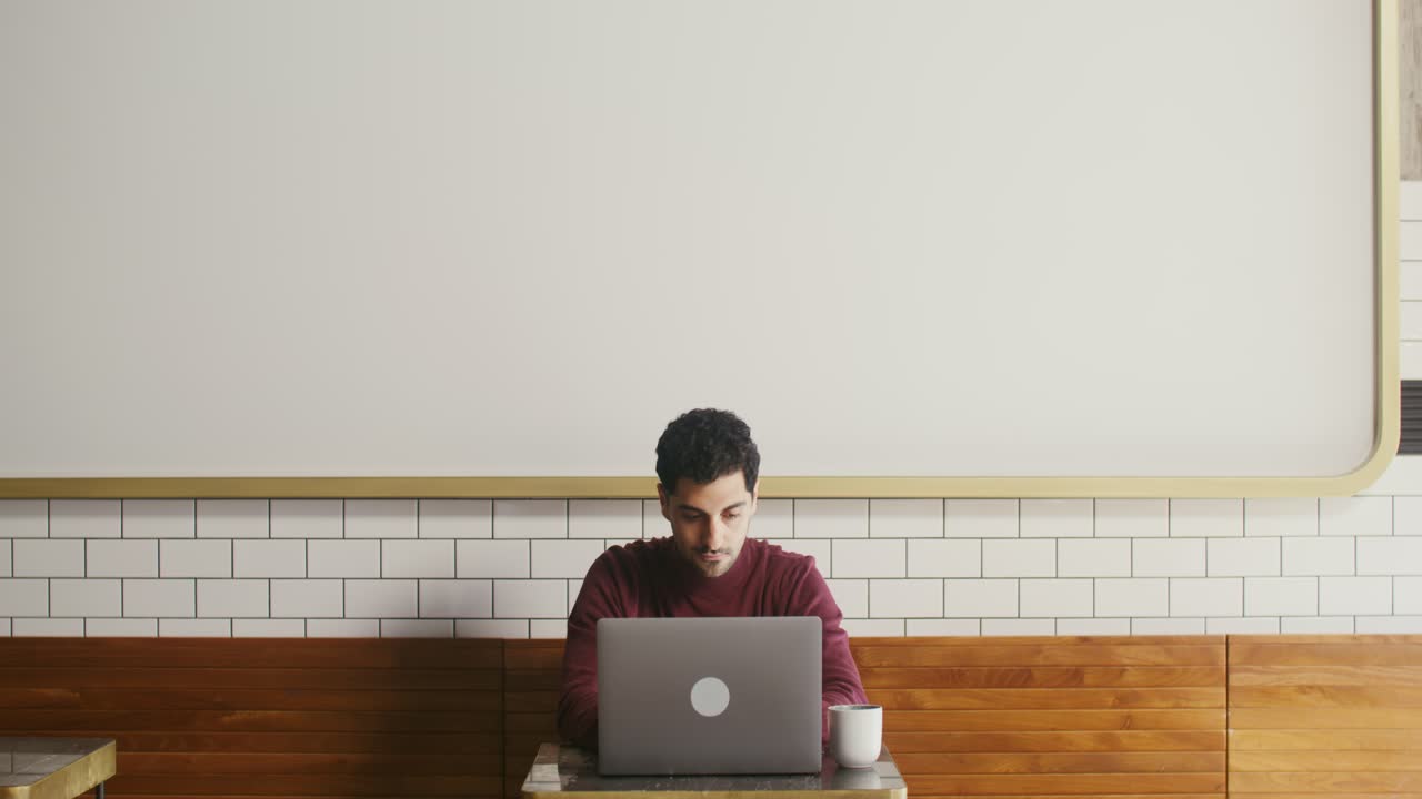 카페에서 노트북으로 일하는 남자