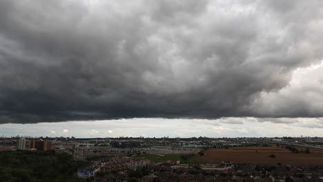 lapso de tiempo de las nubes oscuras que pasan para formar una gran tormenta sobre una ciudad