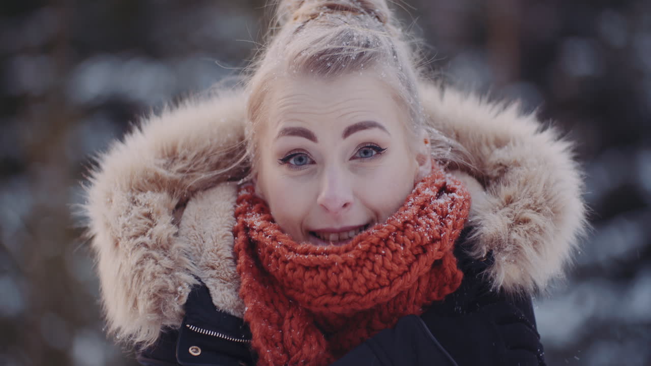 turista helado en el bosque en invierno 1