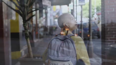 Animación-De-Autos-En-La-Calle-Sobre-Una-Mujer-Birracial-Caminando,-Sosteniendo-Un-Teléfono-Inteligente-Y-Una-Patineta