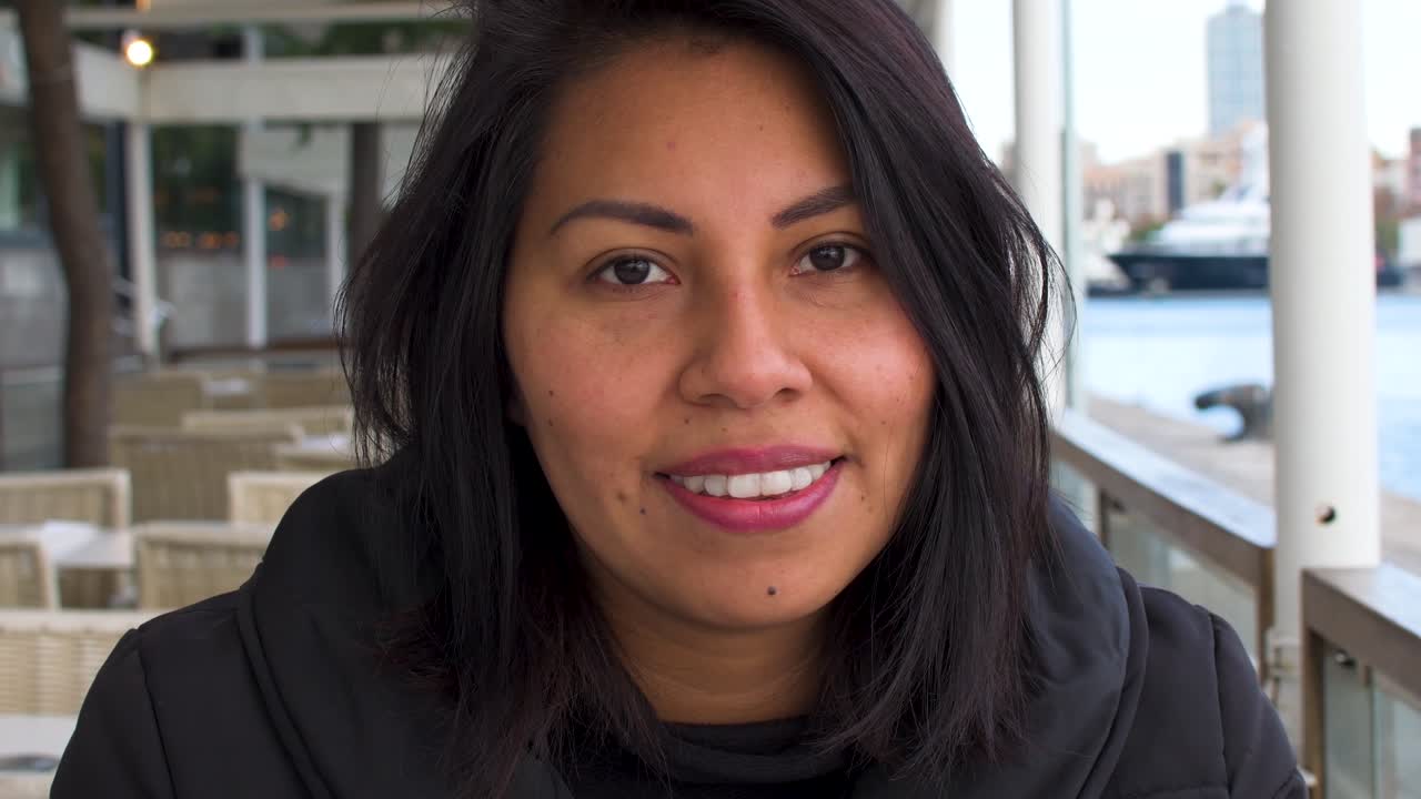 linda chica latina mira sonriendo a la cámara