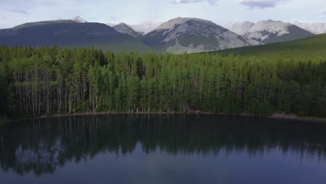 Estanque-De-Montañas-Y-Bosques-Con-Gente-En-La-Distancia-Paso-Elevado-Rockies-Kananaskis-Alberta-Canada