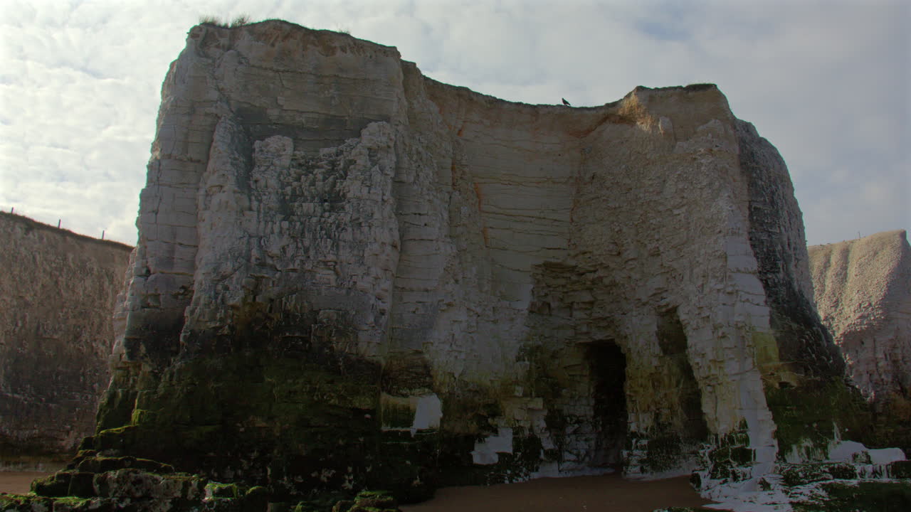 Toma amplia de los farallones de tiza y acantilados en la playa de Botany Bay durante la marea baja. En Marine Drive, Broadstairs