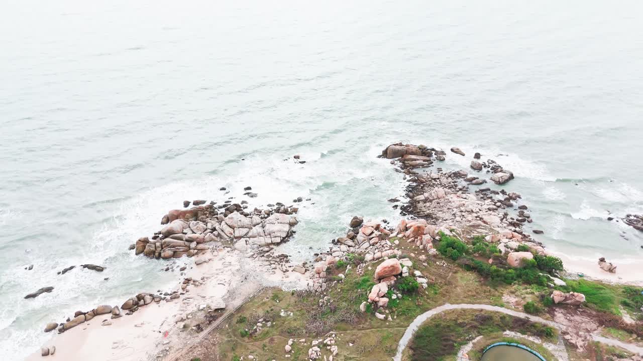 베트남 빈 투안 지방의 판 티에트 시의 아름다운 해안선의 공중 풍경.