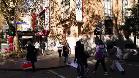 peatones cruzando una calle en melbourne, australia