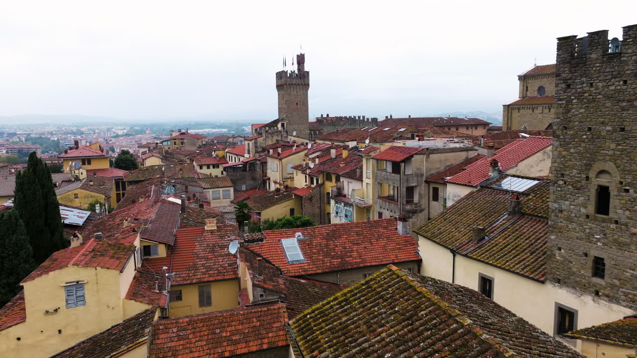 volando sobre la ciudad medieval a través de la torre del reloj palazzo dei priori en arezzo, toscana italia