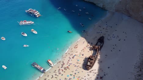 Vista-Aérea-De-Drones-De-La-Icónica-Playa-De-Navagio-O-Naufragio-Una-De-Las-Playas-Más-Hermosas-Del-Mundo-Con-Mar-Turquesa-Profundo,-Isla-De-Zakynthos,-Islas-Jónicas,-Grecia