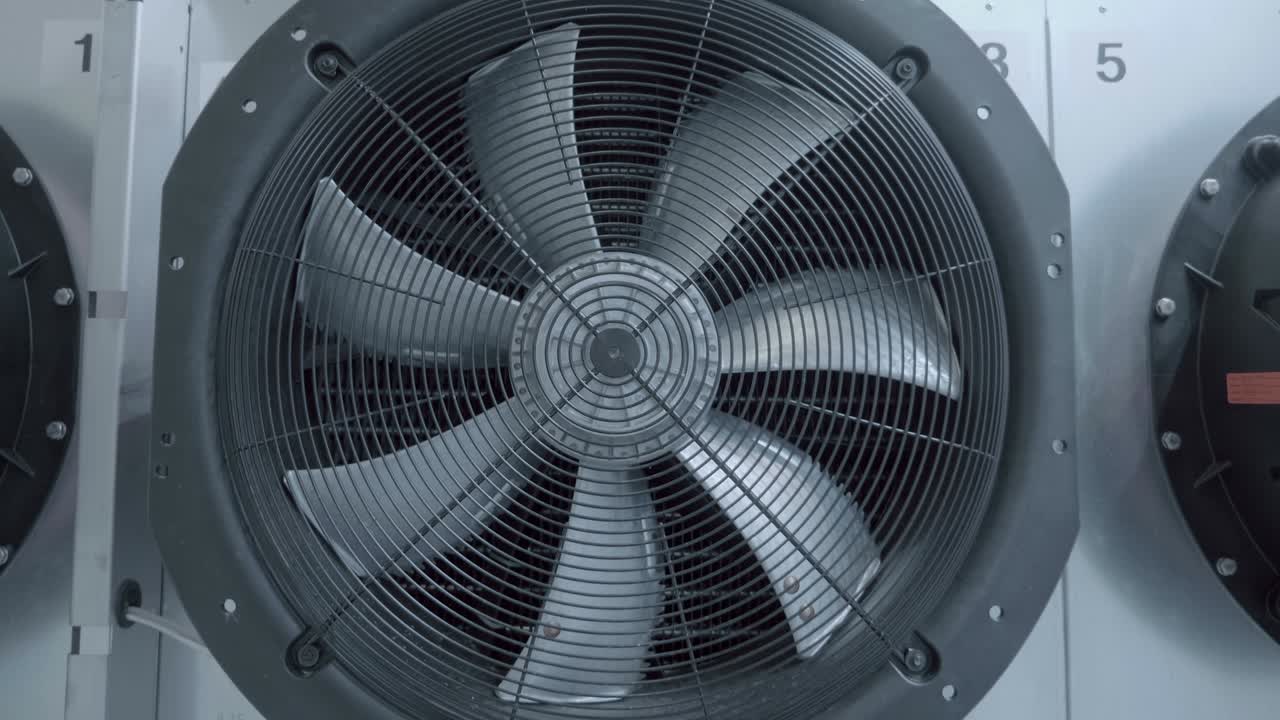 gran, poderoso, ventilador industrial de color gris en el espectáculo de equipos industriales