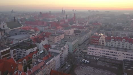 Vista-Aérea-De-Un-Casco-Antiguo-De-Wroclaw,-Baja-Silesia,-Polonia