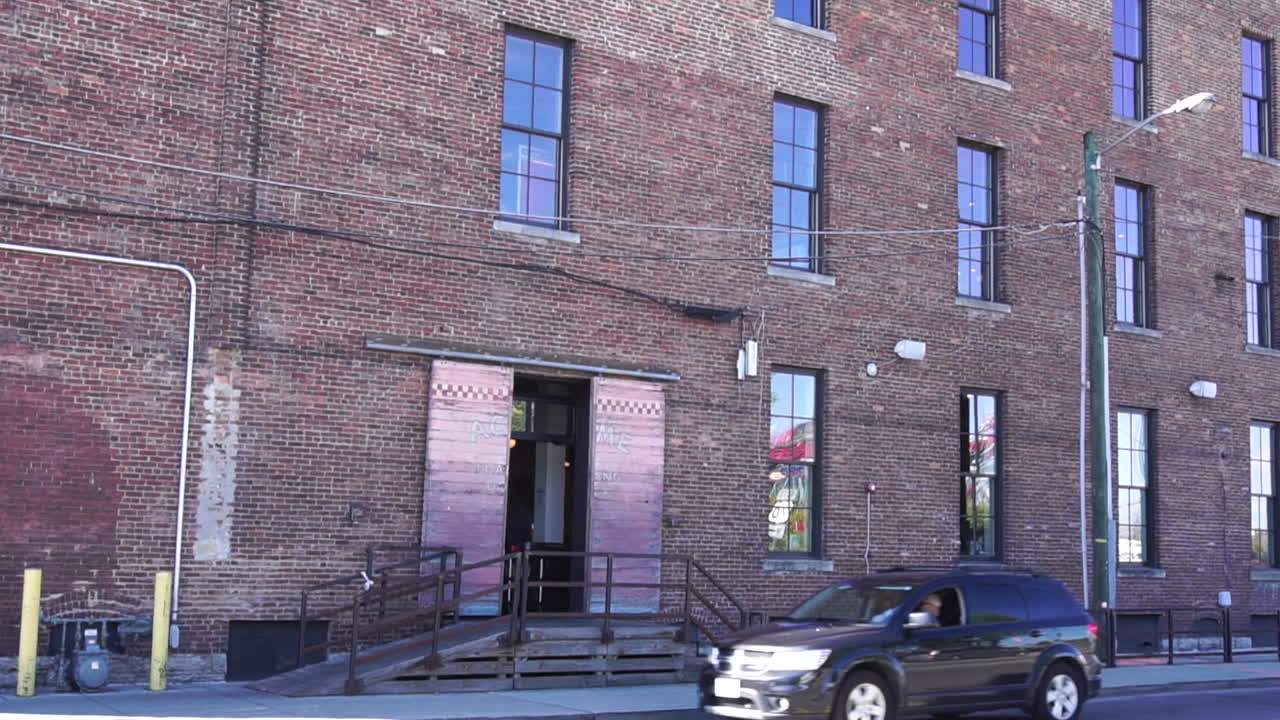 edificio de aspecto abandonado en una ciudad indescriptible