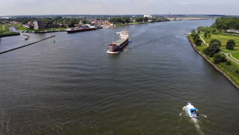 Gran-Buque-De-Carga-Navegando-En-Un-Río-Holandés