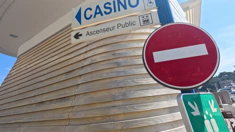 casino-eingang mit schildern und nahe gelegener yachthafen