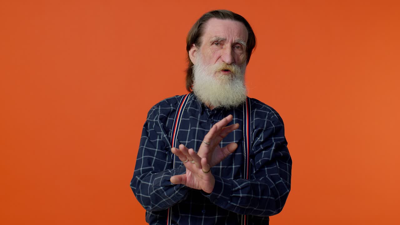 confundido maduro viejo abuelo barbudo sintiéndose avergonzado acerca de la pregunta, teniendo dudas, no tengo idea