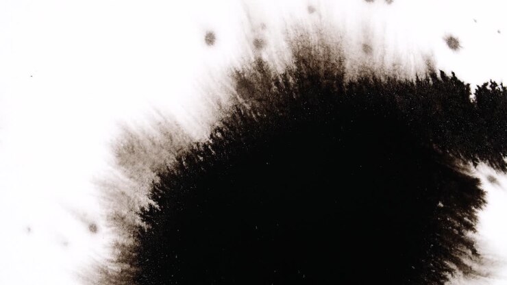 Gocce d'inchiostro nero su sfondo bianco