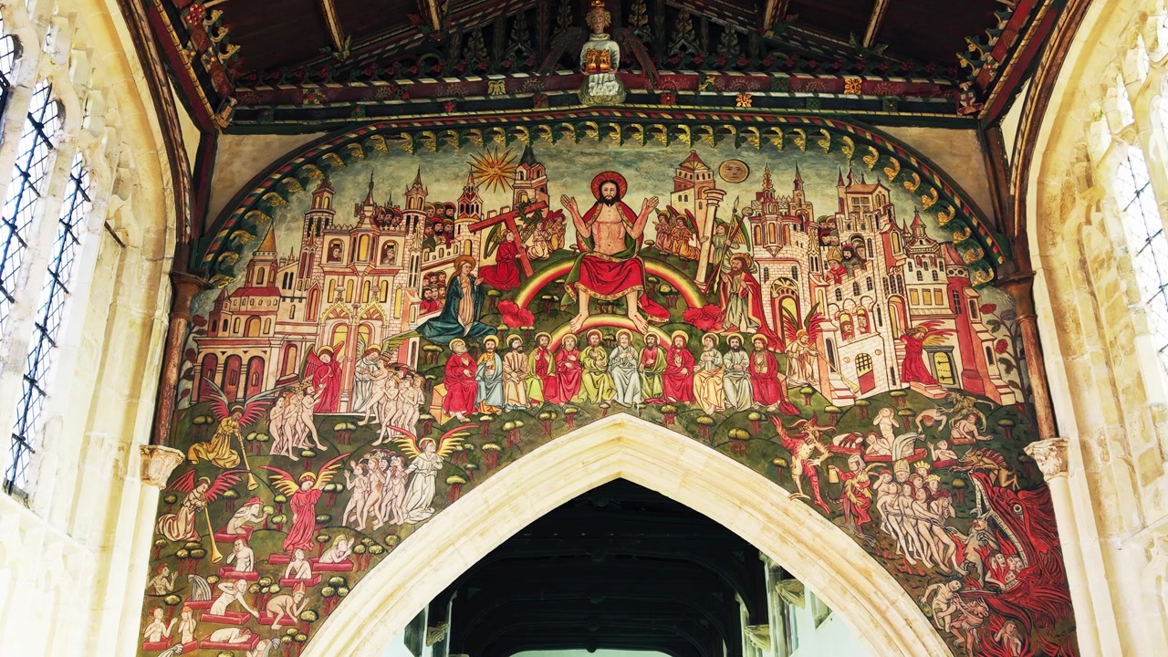 Bredt interiørbilde av det middelalderske dommedagsmaleriet over korbuen inne i den historiske St. Thomas-kirken i Salisbury, Wiltshire.