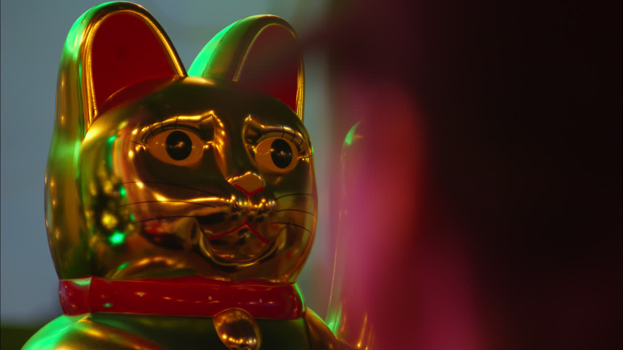 Gatto portafortuna Maneki-Neko dorato con il braccio che saluta