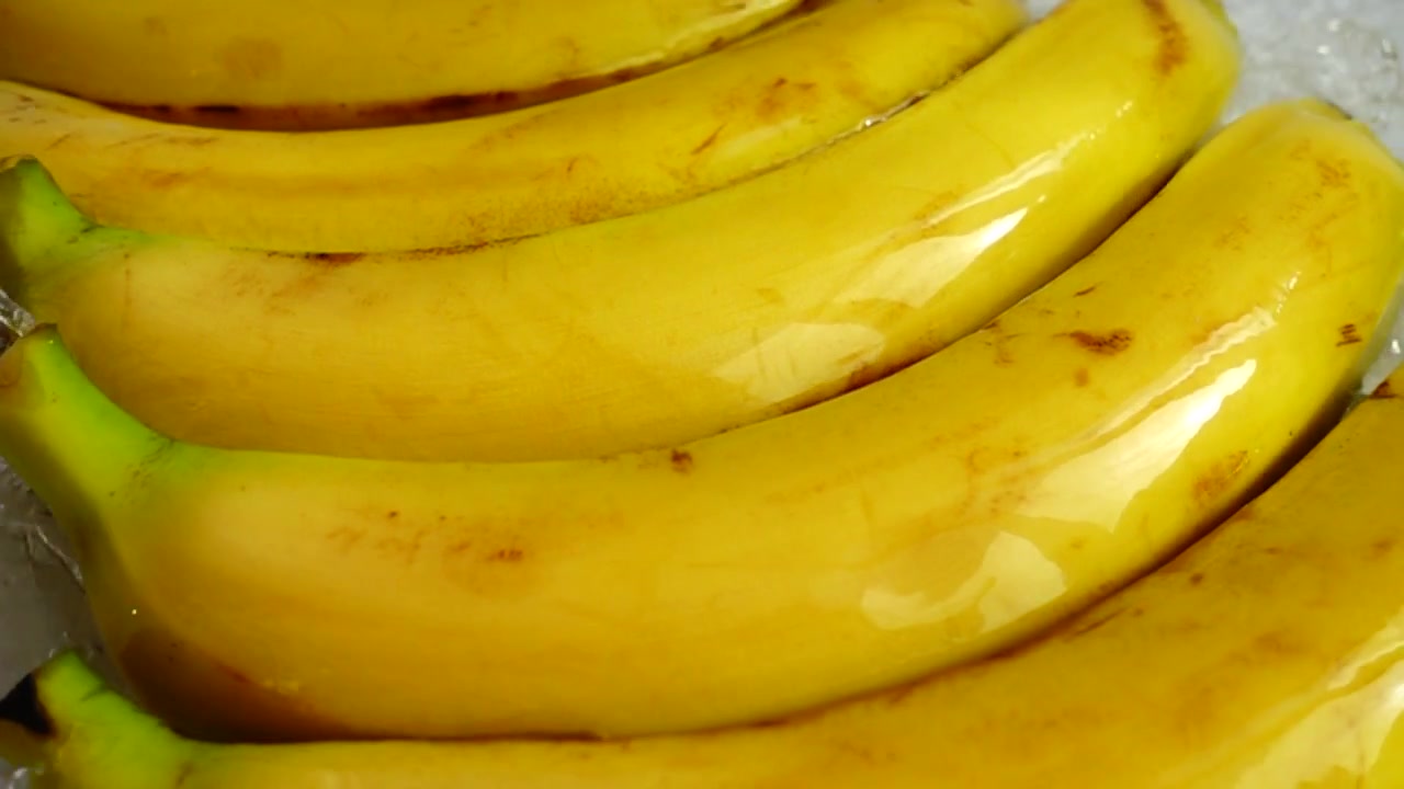 Lavaggio di banane. Slow motion