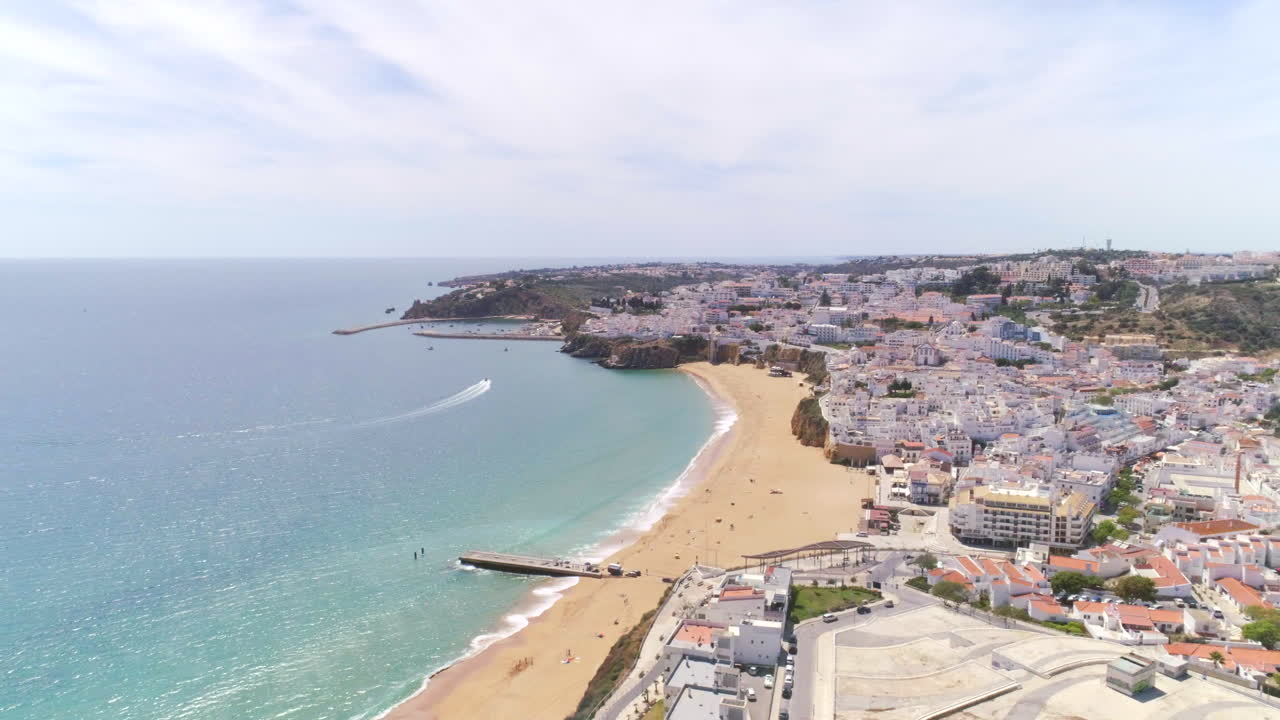 Luftaufnahme vom Strand der Altstadt von Albufeira und weißen Häusern an der Algarve