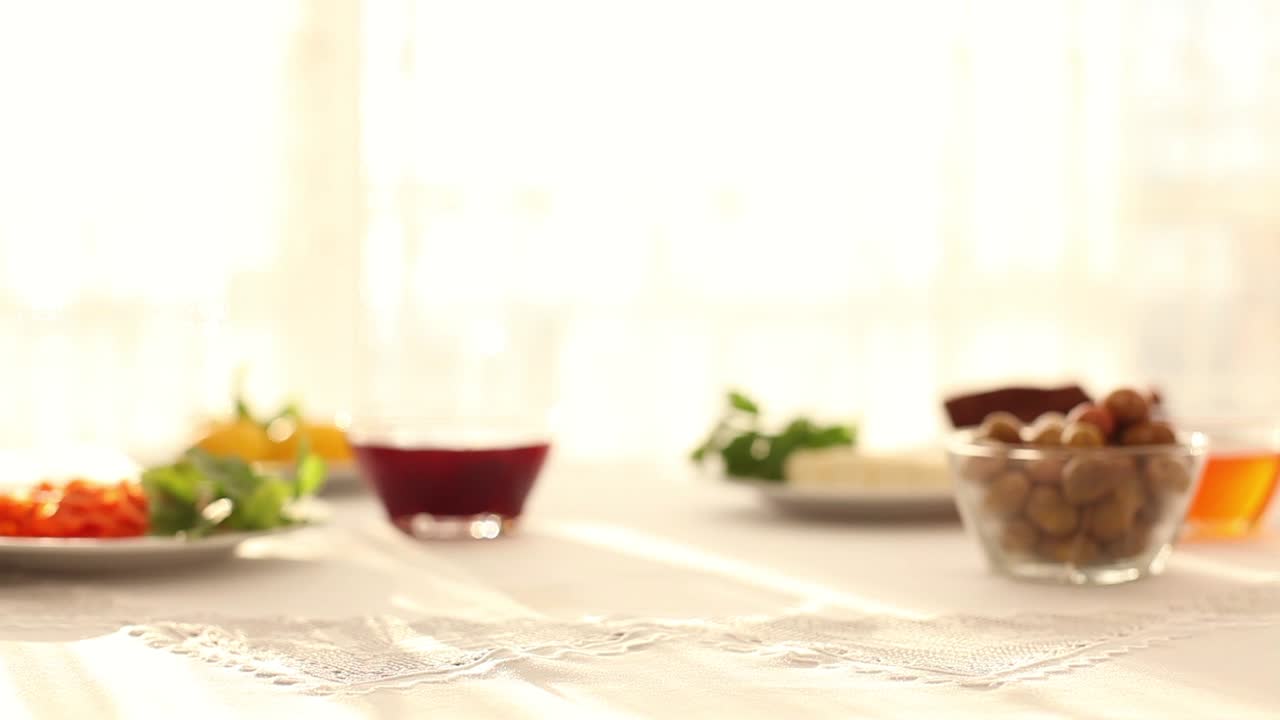 아침 식사 시간 에 차 를 제공하는 것 1