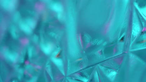 Kristallkaraffe-Dreht-Sich-Unter-Lebendigem-Farbwechsellicht,-Makro