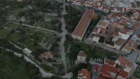 Toma-Aérea-Inclinada-Hacia-Arriba-Del-área-De-Monasteraki-En-Atenas-Y-Las-Ruinas-Del-ágora