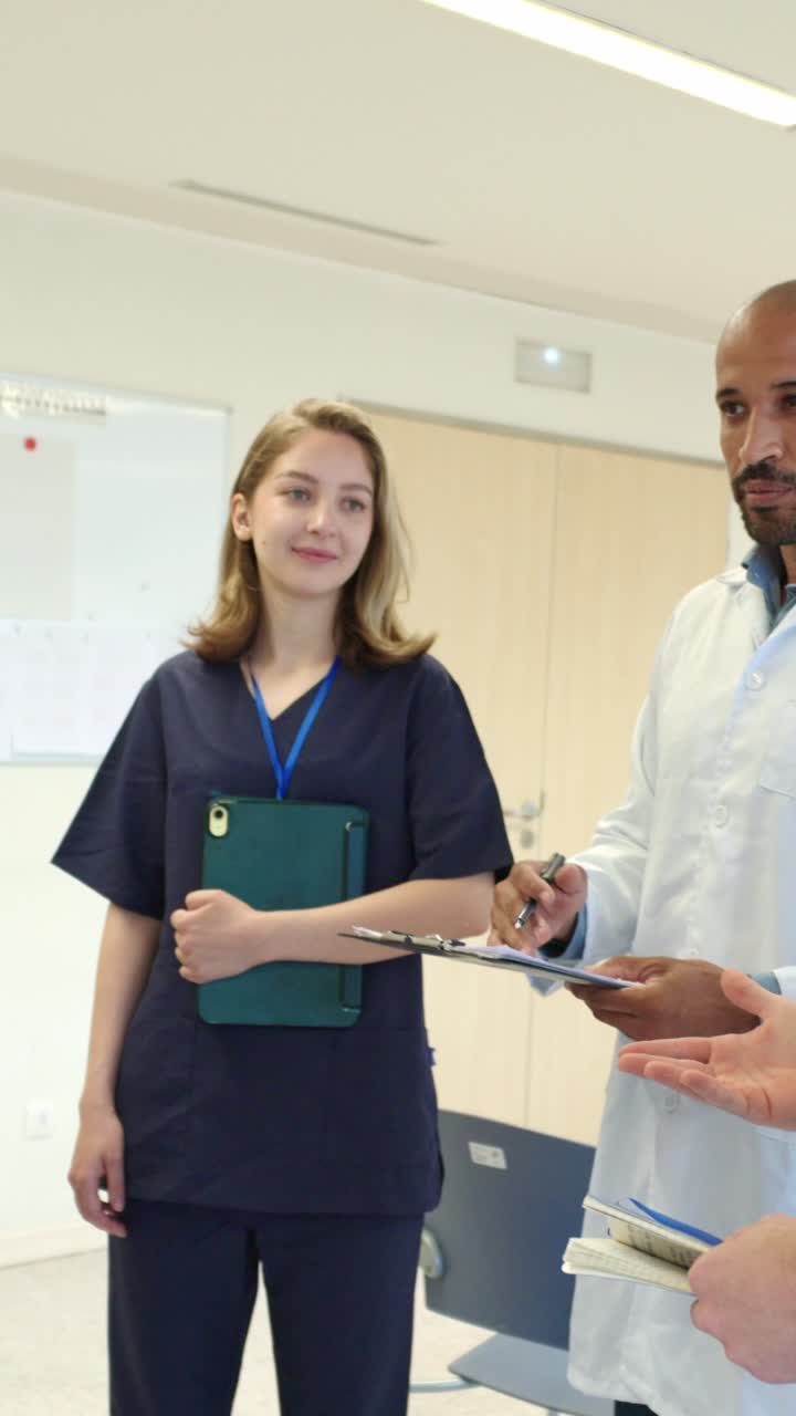 profesionales médicos en un entorno hospitalario
