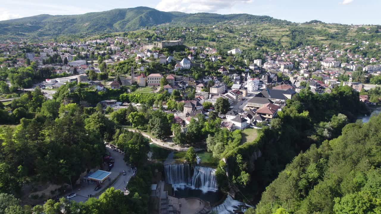 la ciudad de jajce establece una vista aérea de la impresionante cascada de pliva que cae en cascada por debajo de bosnia y herzegovina.
