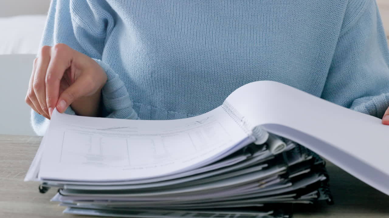 contador trabajando con una pila de finanzas