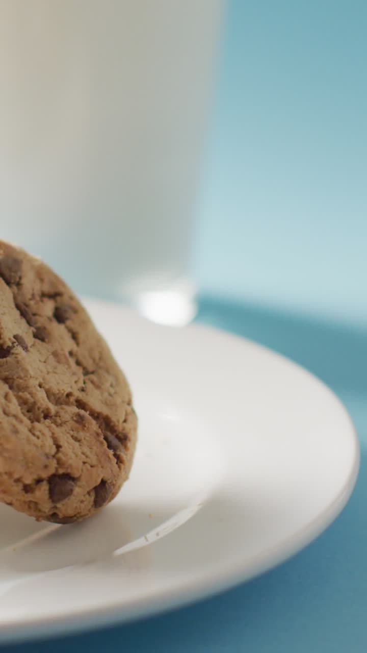 video de galletas con chocolate y leche sobre fondo azul