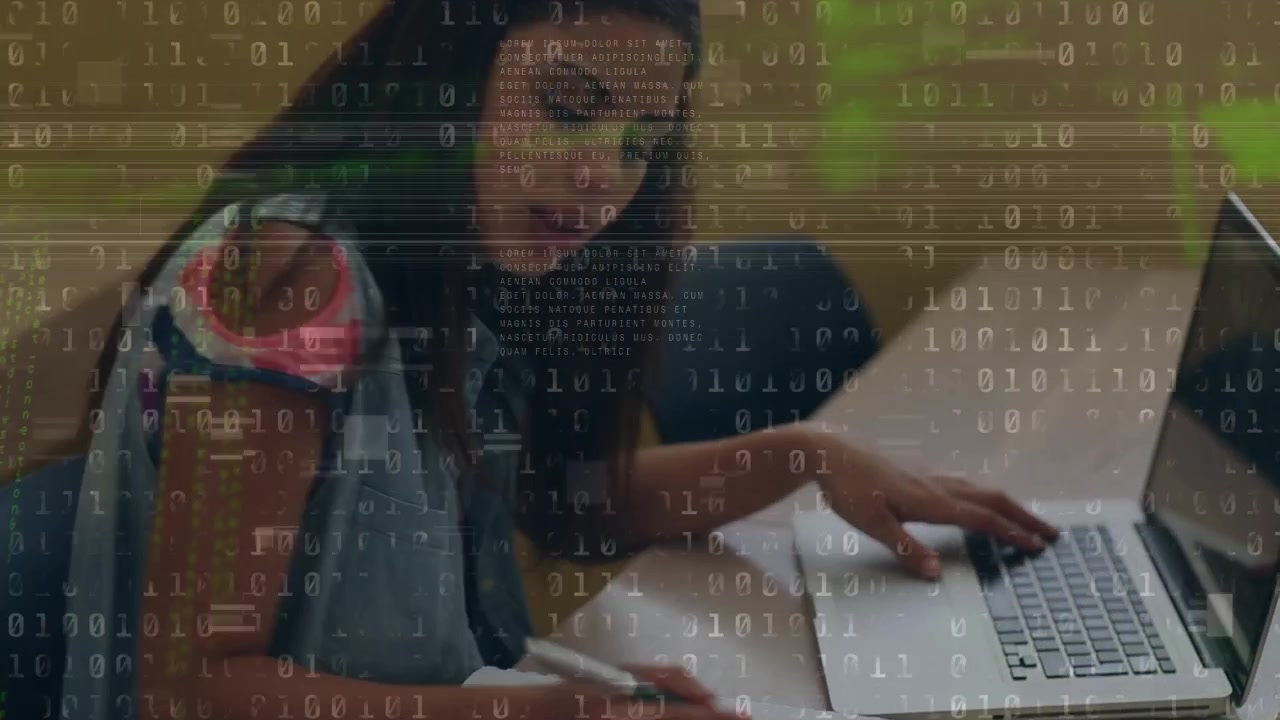 Animazione di codice binario su una studentessa che usa un laptop.