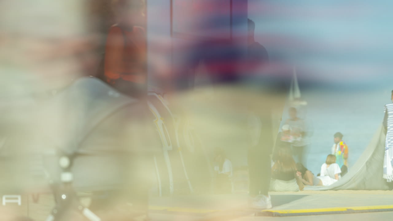 거울 벽에 비친 바르셀로나 해변의 사람들