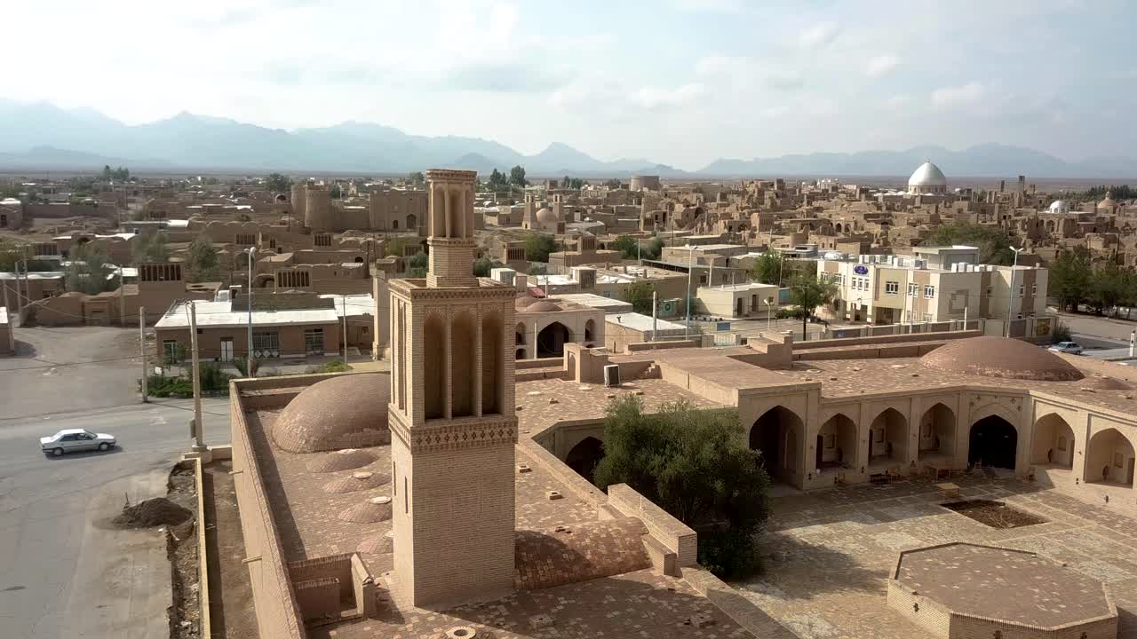 volar sobre caravanserai chapar khaneh antiguo edificio de la oficina de correos i desierto clima caliente en yazd aqda en iran para detener el transporte postal tienen descanso y distribuir paquete en el medio oriente entrega de asia