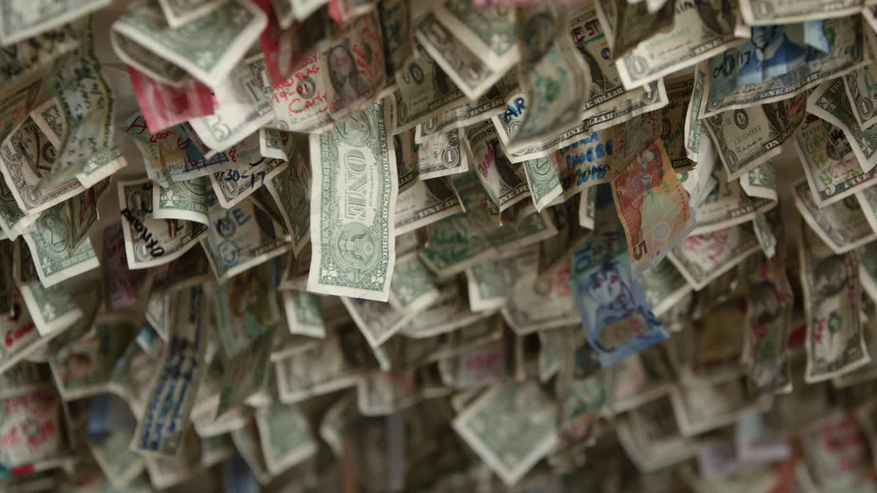 천장에 매달린 다양한 종류의 화폐