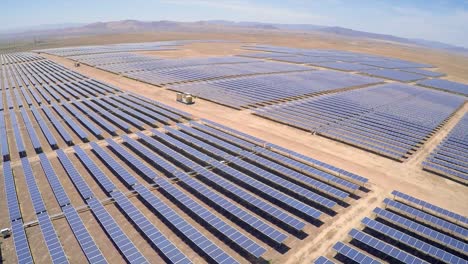 Antena-Sobre-Una-Gran-Granja-De-Paneles-Solares-En-El-Desierto-De-California-1