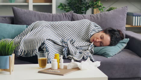mujer enferma descansando en el sofá